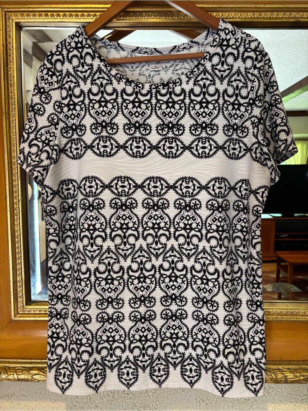 East 5th Black & White Textured Top - Size XL